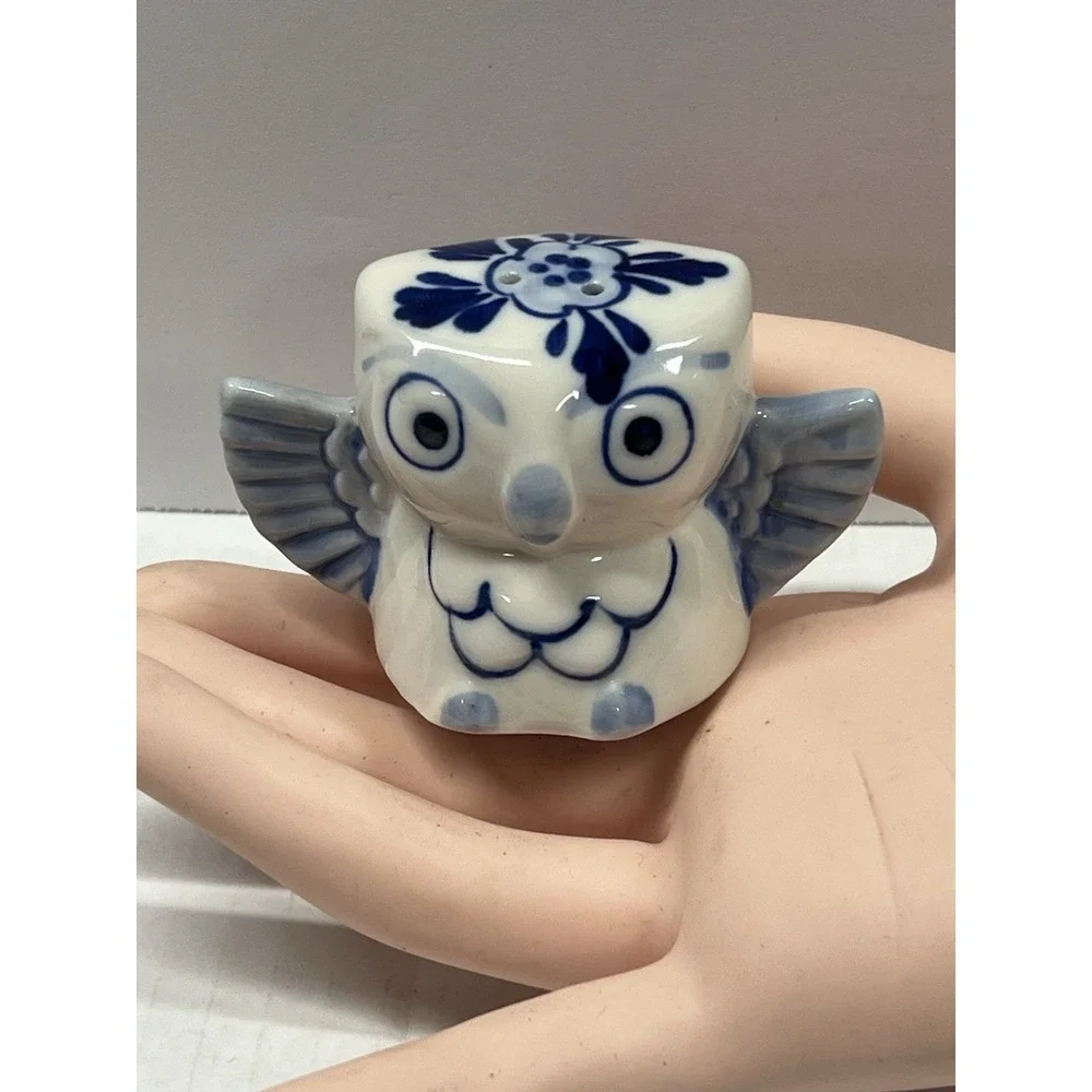Owl Salt or Pepper Shaker Blue White Delft Style Vintage 2 inches tall‎